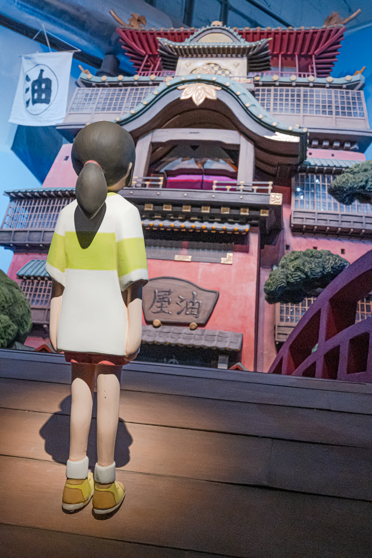 これまでとは一転、異様に暗いエリアは千尋と同じく異世界に足を踏み入れてしまった感覚を味わえる