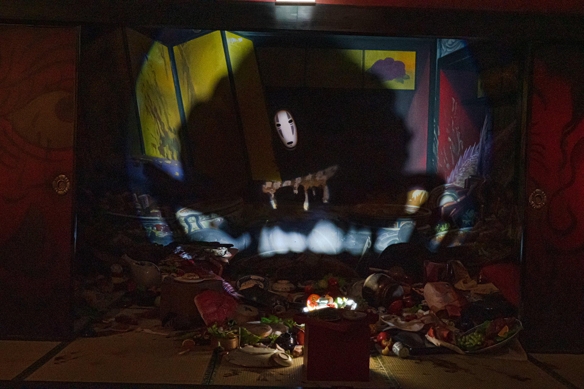 これまでとは一転、異様に暗いエリアは千尋と同じく異世界に足を踏み入れてしまった感覚を味わえる