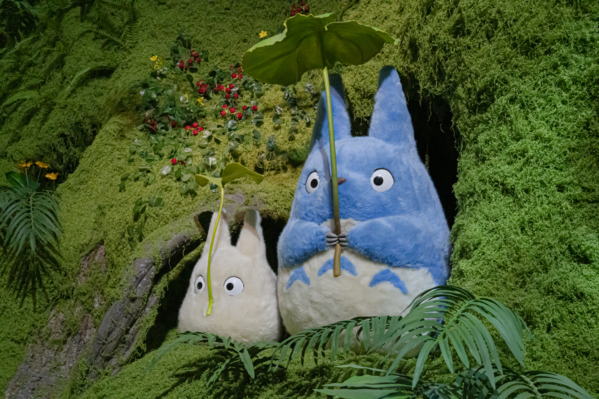 あまりのリアルさに思わずモフりたくなるトトロだが、手を触れるのは禁止