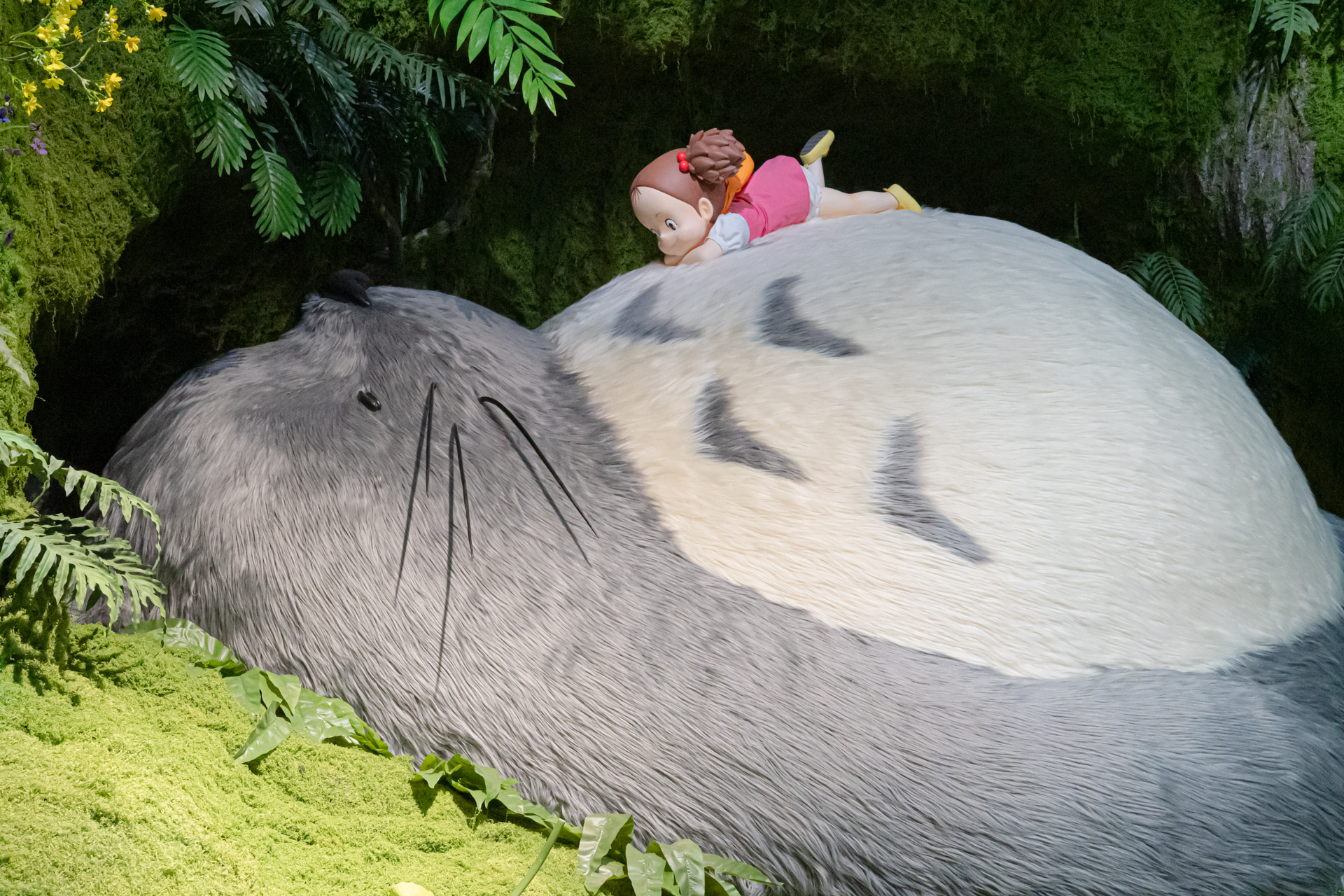 あまりのリアルさに思わずモフりたくなるトトロだが、手を触れるのは禁止