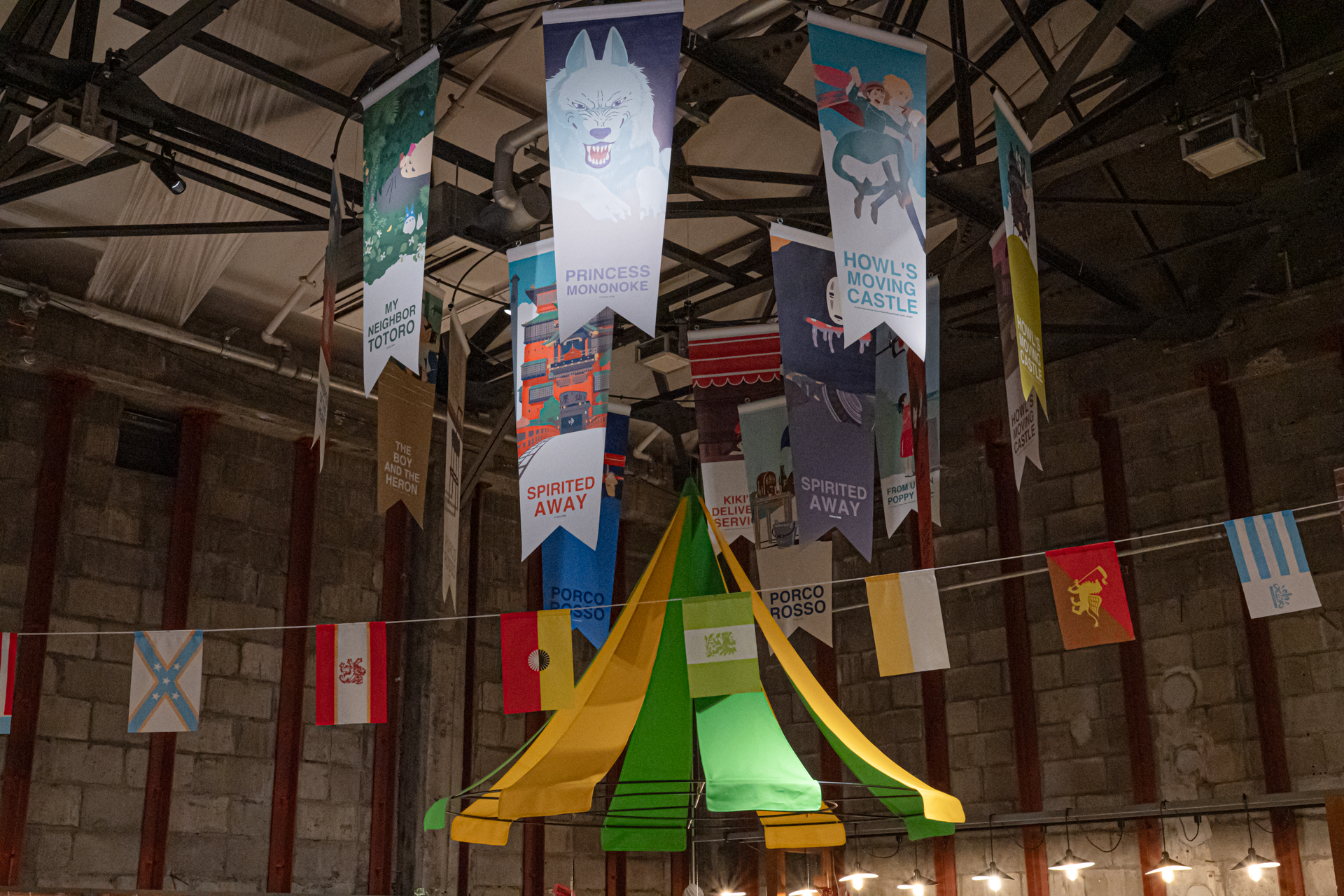 隣接のお土産コーナーも充実している