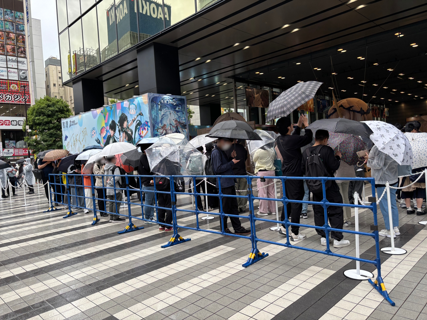 開催初日は雨にも関わらず多くの列ができていた
