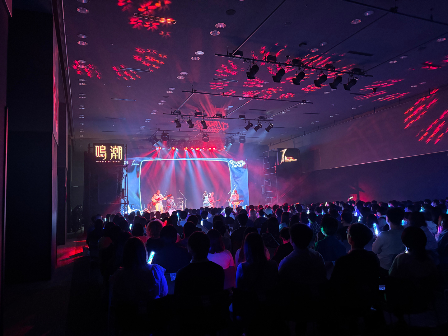 地下のイベントスペースではライブが開催！