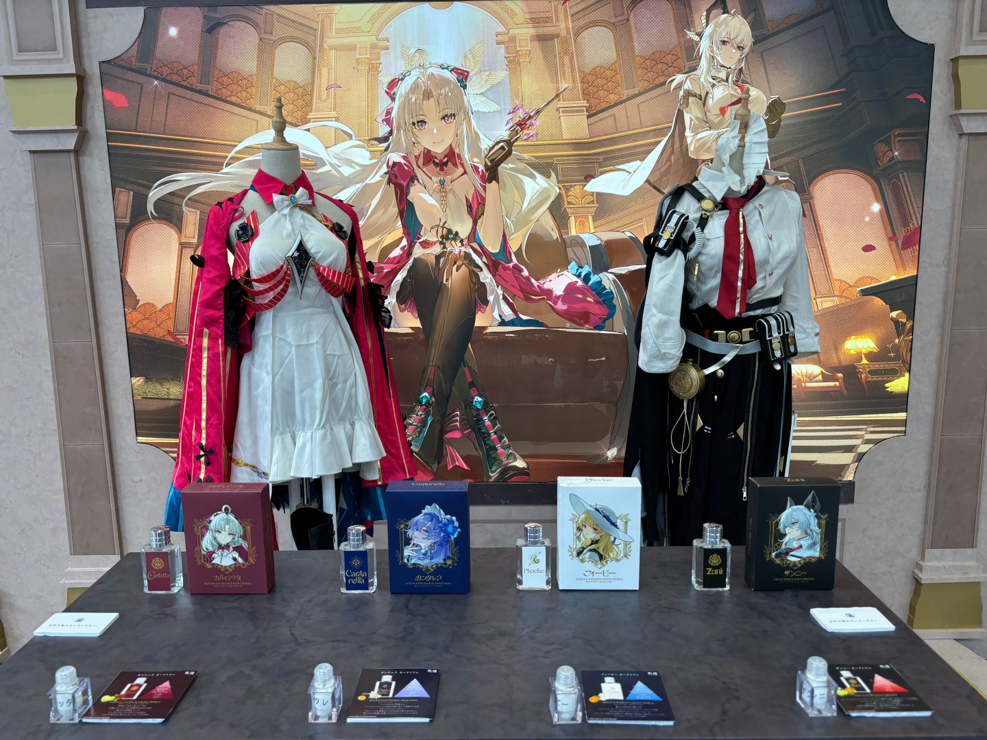 グッズや衣装など様々な展示も