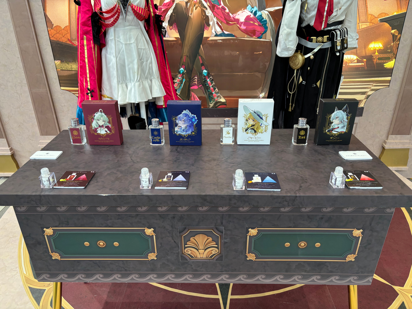 グッズや衣装など様々な展示も