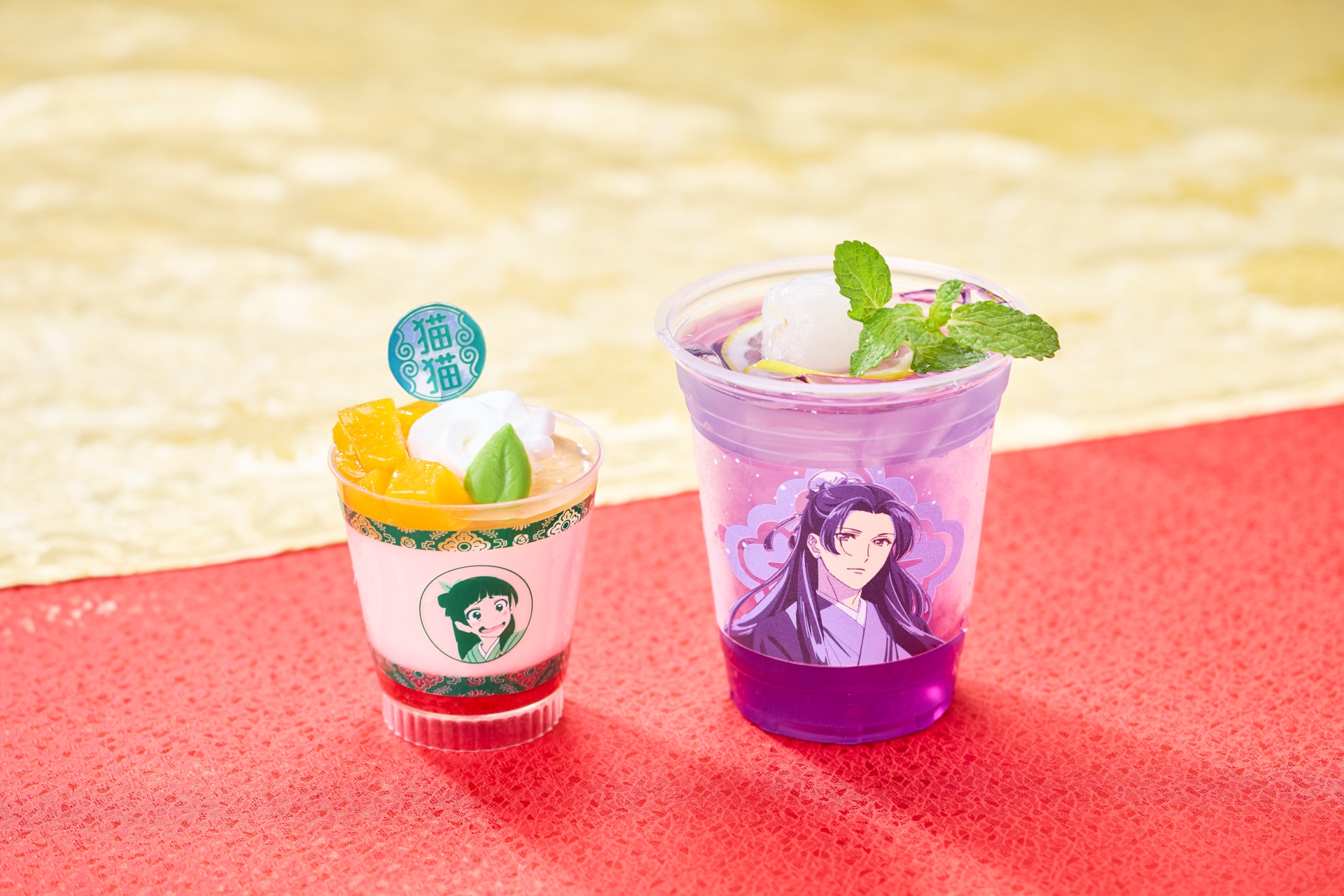 「猫猫の莓杏仁豆腐 黄桃添え」（左）、「壬氏のライチ香るシトラスドリンク」（右）