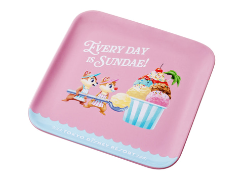 アイスを持って楽しげなチップとデールが描かれた、夏らしいデザインのスーベニアプレート