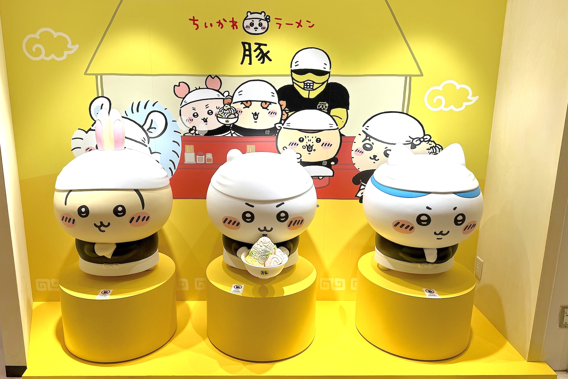 入口ではちいかわ、ハチワレ、うさぎがラーメン屋さんの格好でお出迎え。いきなり可愛い