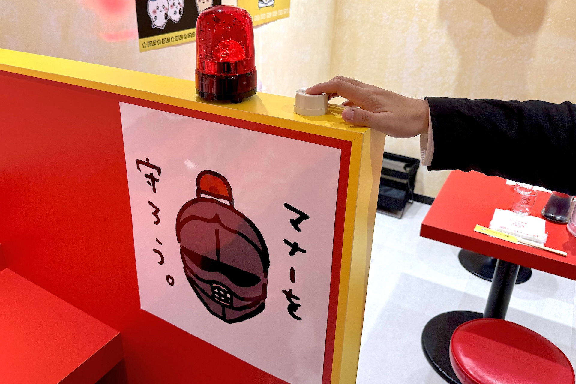 作中シーンを再現したギミックも！？ このスイッチは誰でも押していいそうで、押している間だけランプが光る。音は出ない