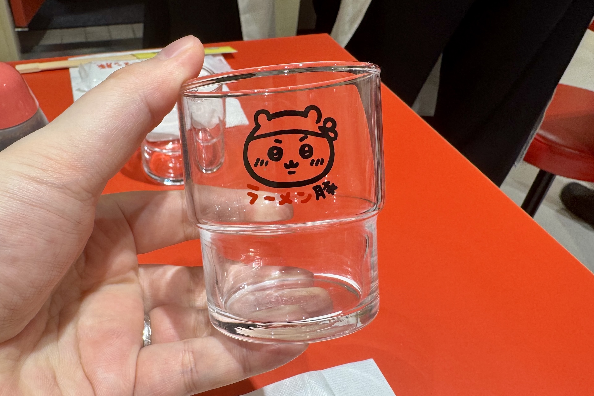 席にはお冷グラスなどが用意されていて、その全てが「ちいかわ」デザインのものとなっていていちいち可愛い