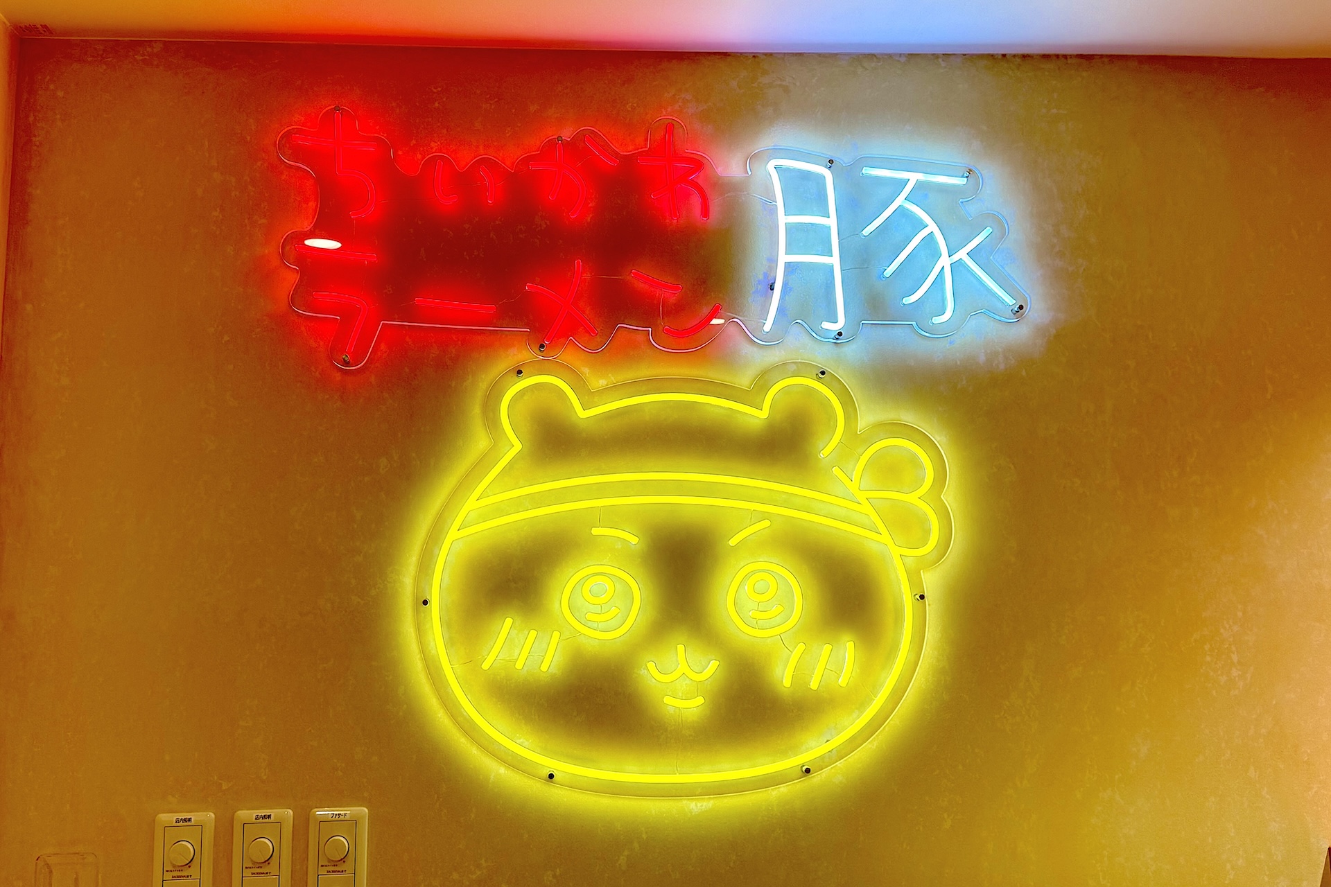 店内入ってすぐのレジカウンターにあるネオン管装飾