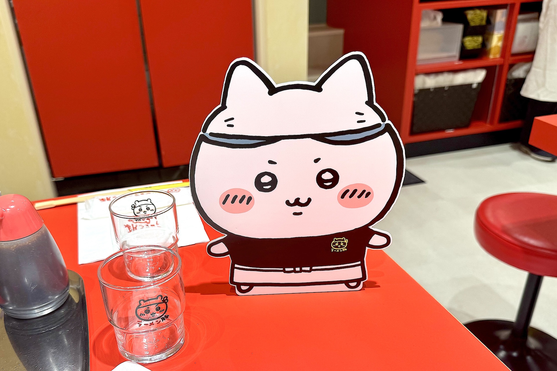 POPをテーブルのわかりやすい位置に置いてラーメンの到着を待とう