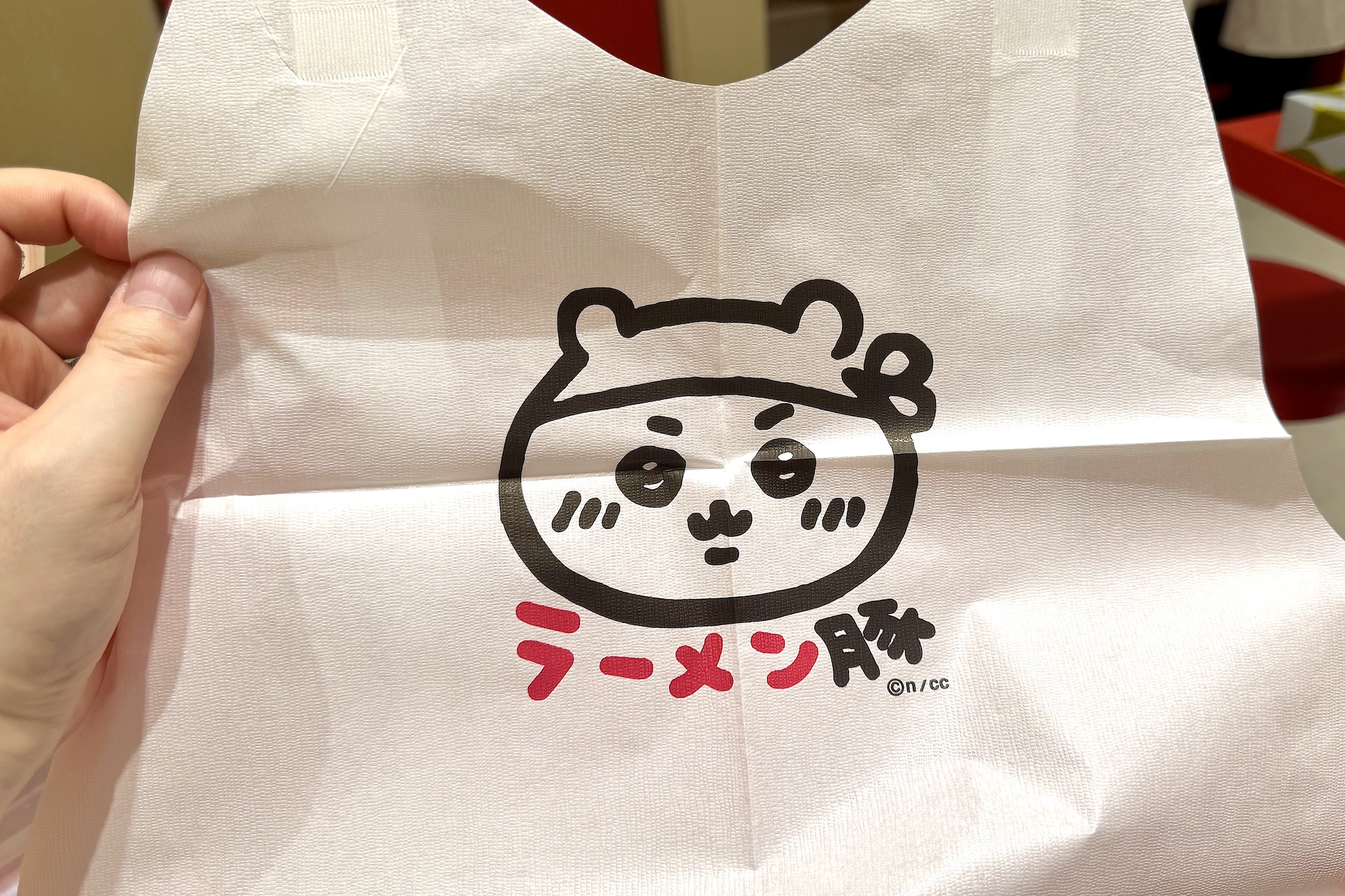 汁飛び散り防止用に紙エプロンも用意されている