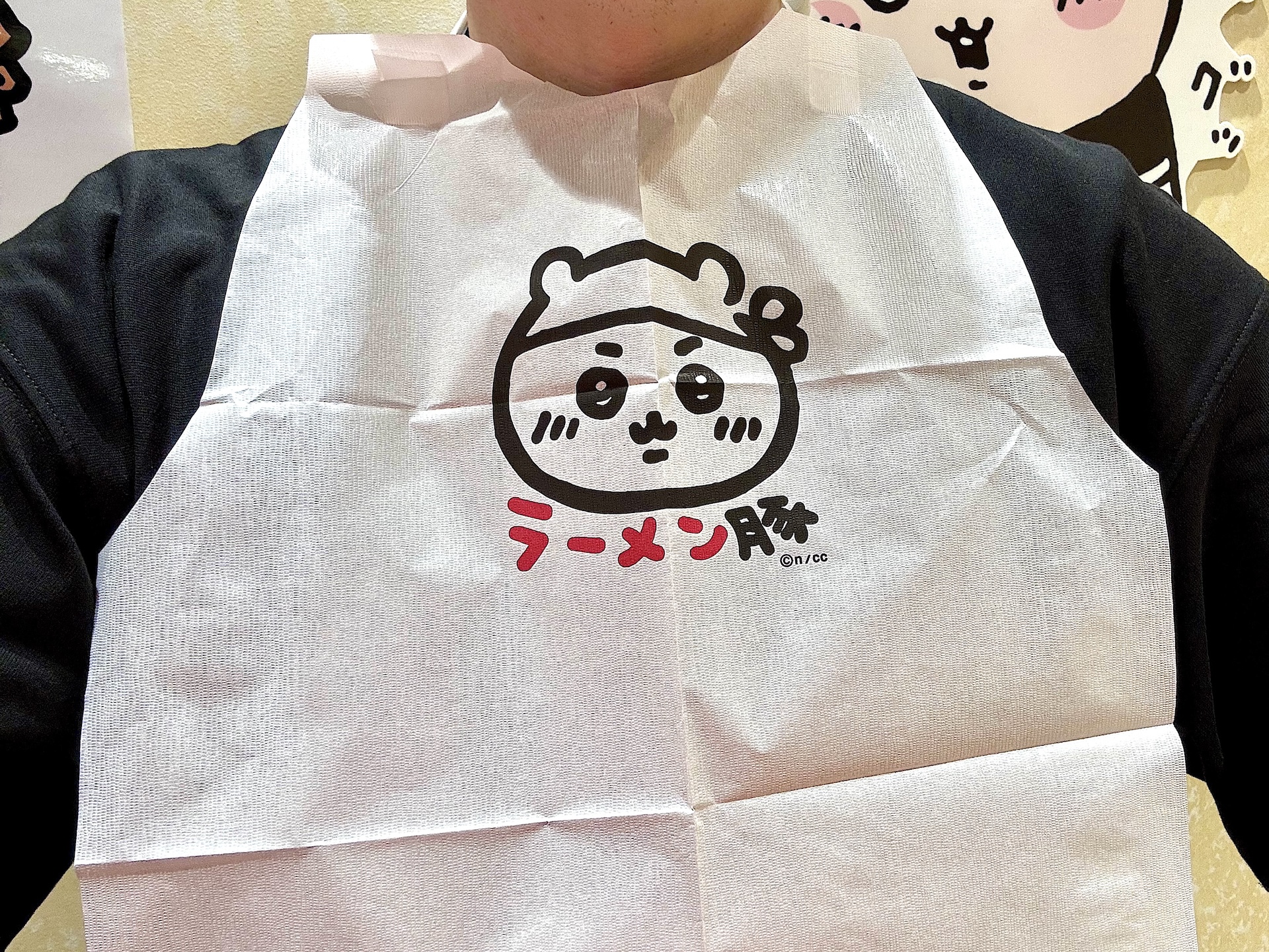 しっかり紙エプロンを着用して準備万端だ！