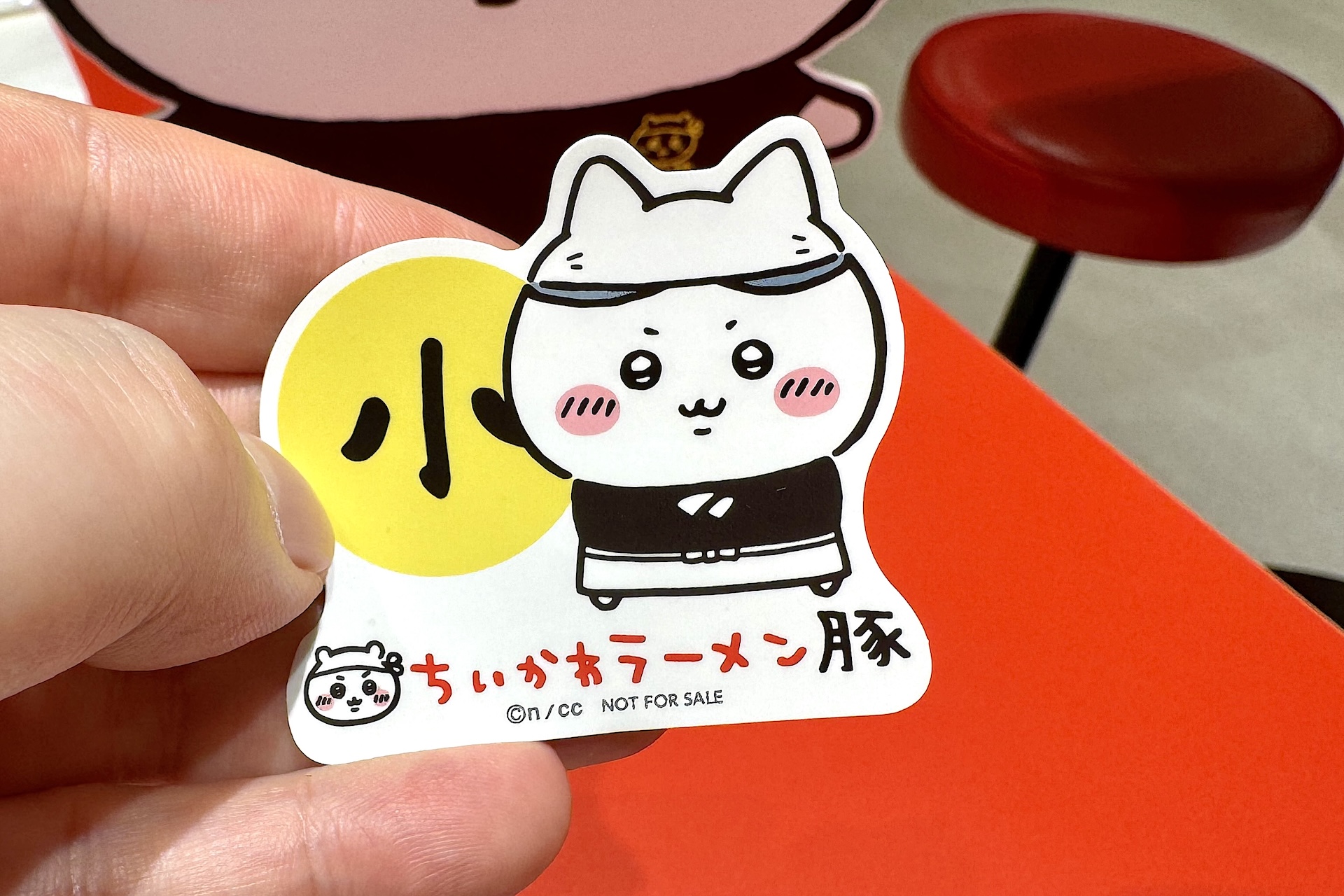 ラーメンを待っている間にノベルティのステッカーが貰えた