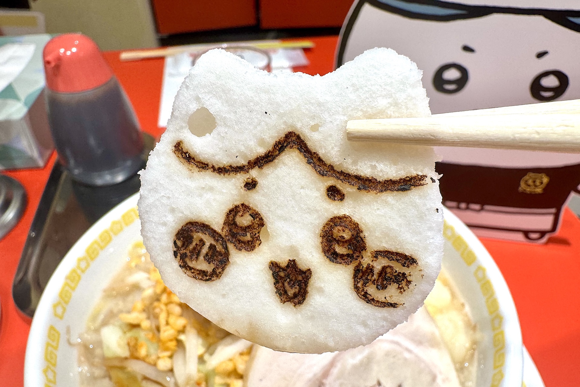 トッピングにはハチワレのハンペン