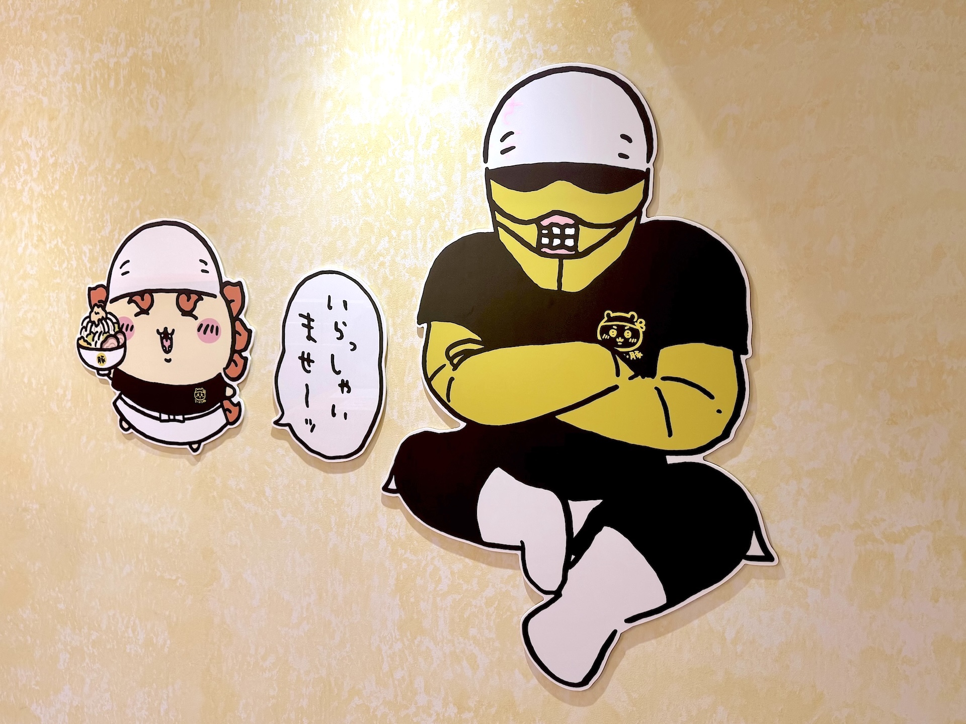 「ちいかわ」作中に登場する“話題のラーメン屋さん”をイメージした店舗になっており、キャラクターたちの装飾が店内のあちこちに