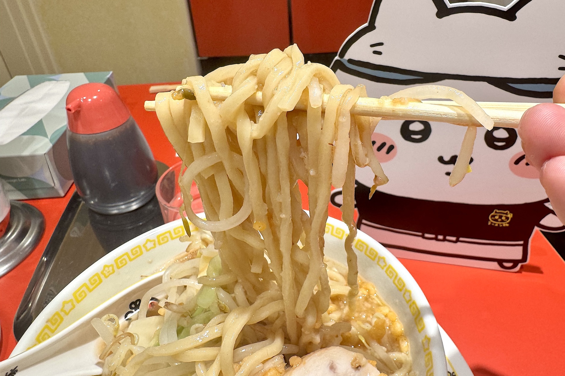 麺はスープがよく絡む極太ちぢれ麺