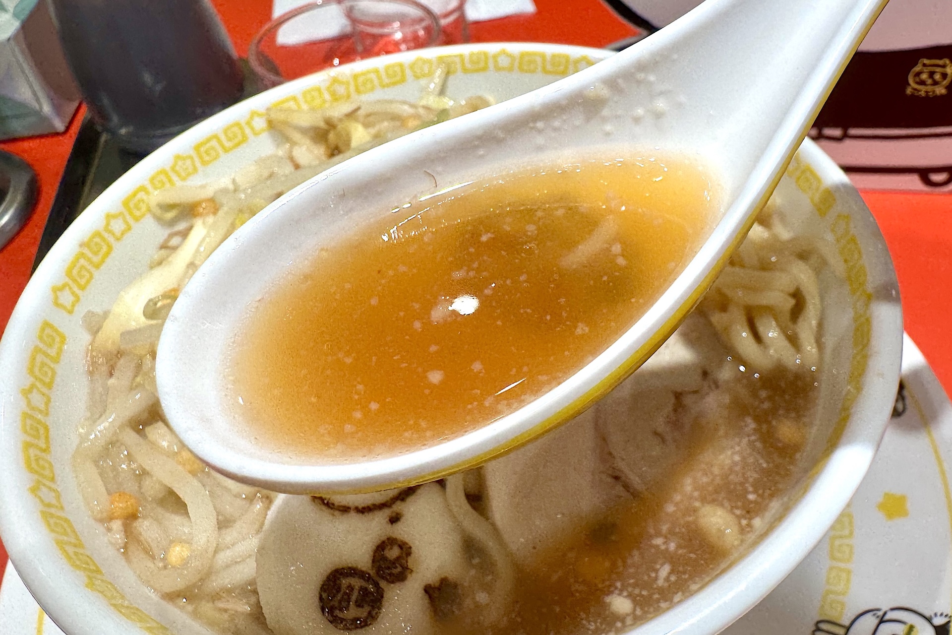 スープは濃厚。麺と交互でノンストップ！