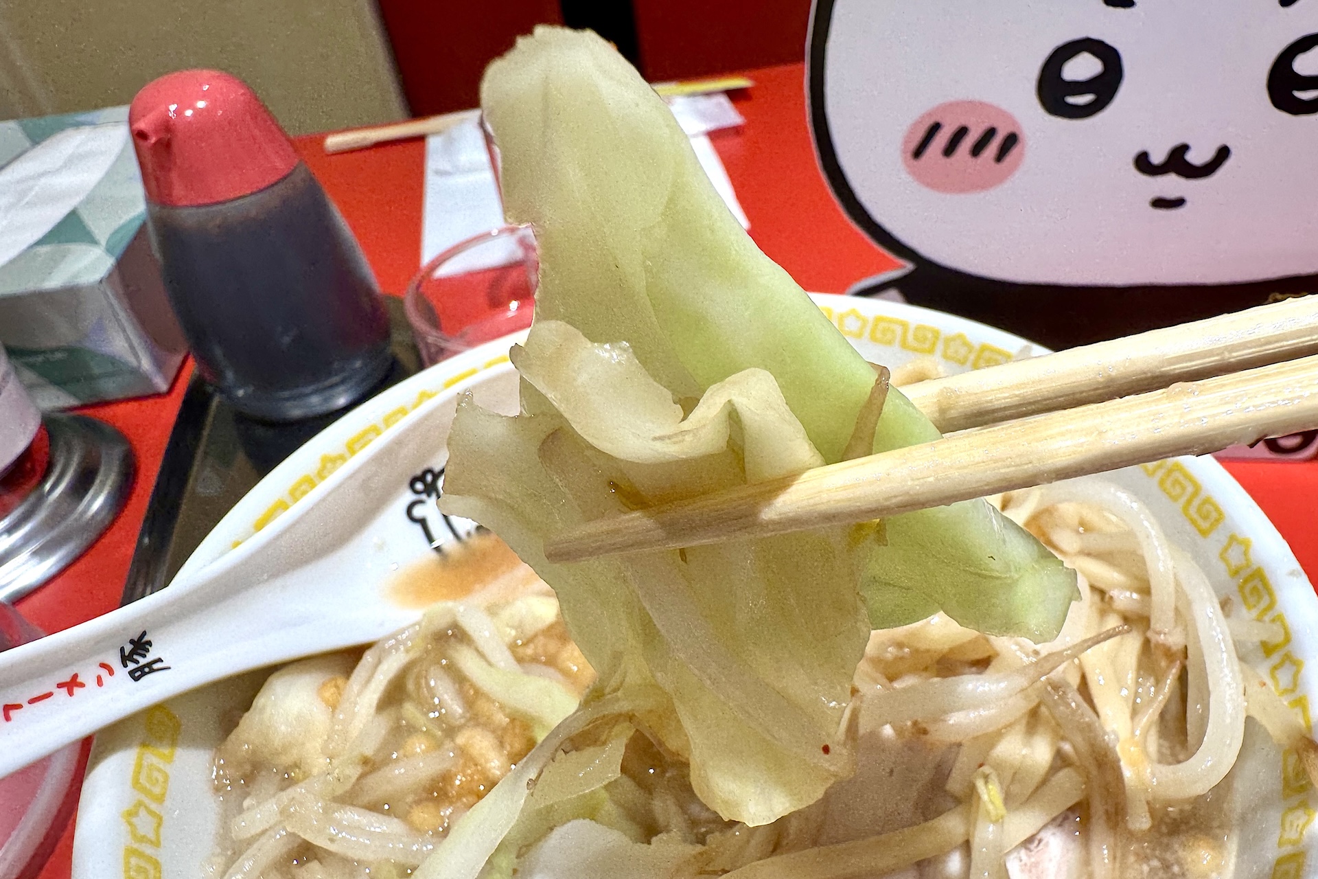 野菜もたっぷり。筆者は普通にしたが、カスタマイズで増すこともできる。野菜にも味がしっかり付いていて具材1つ1つが美味しい