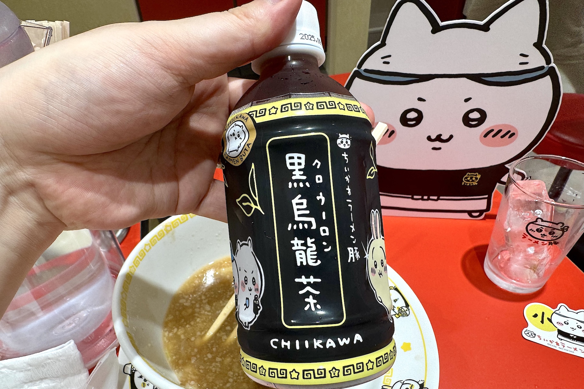 オリジナルデザインの黒烏龍茶もいただくことができた。すっきり飲みやすくて濃厚なラーメンとの相性は抜群