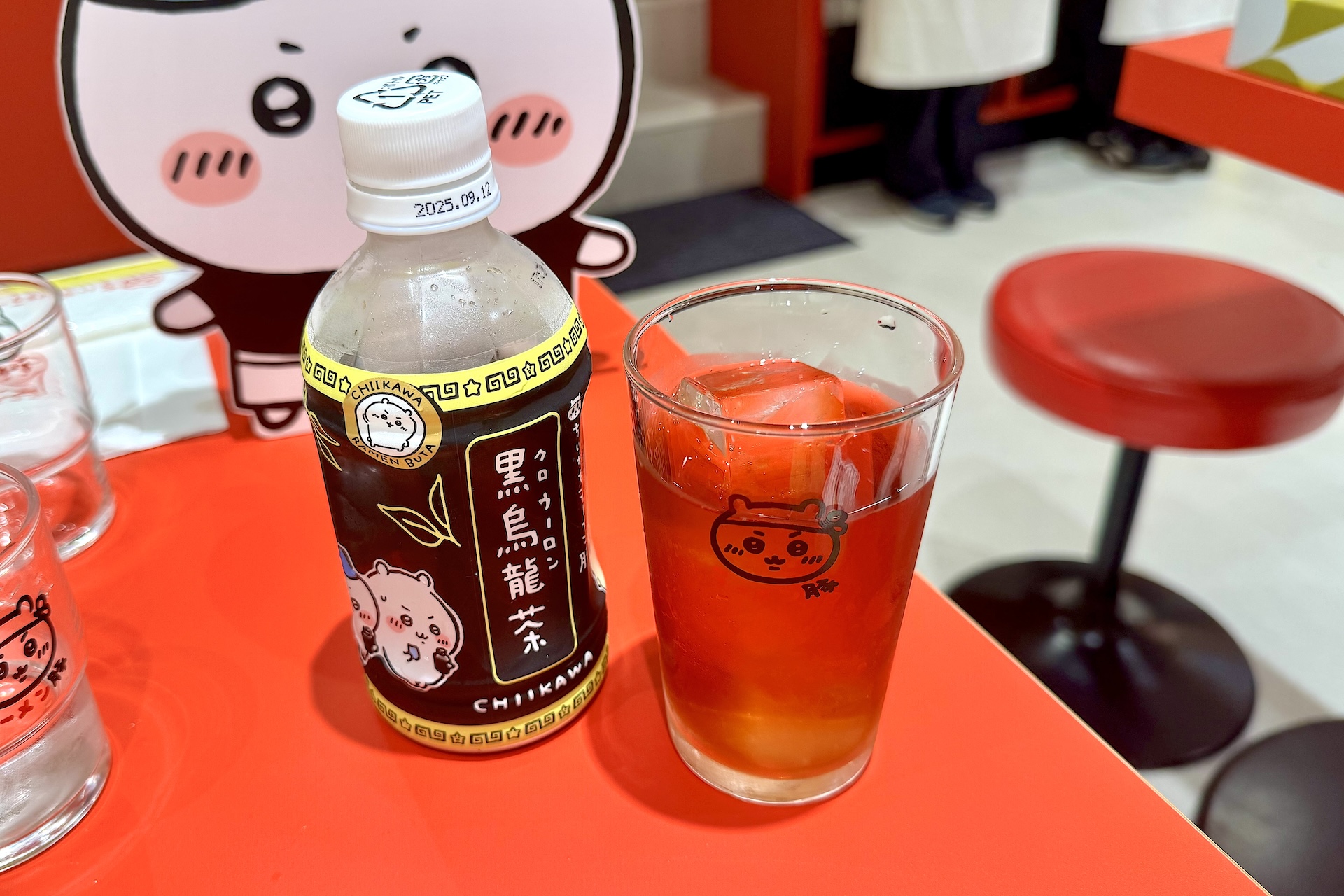 お冷グラスとは別のコップも用意してくれる