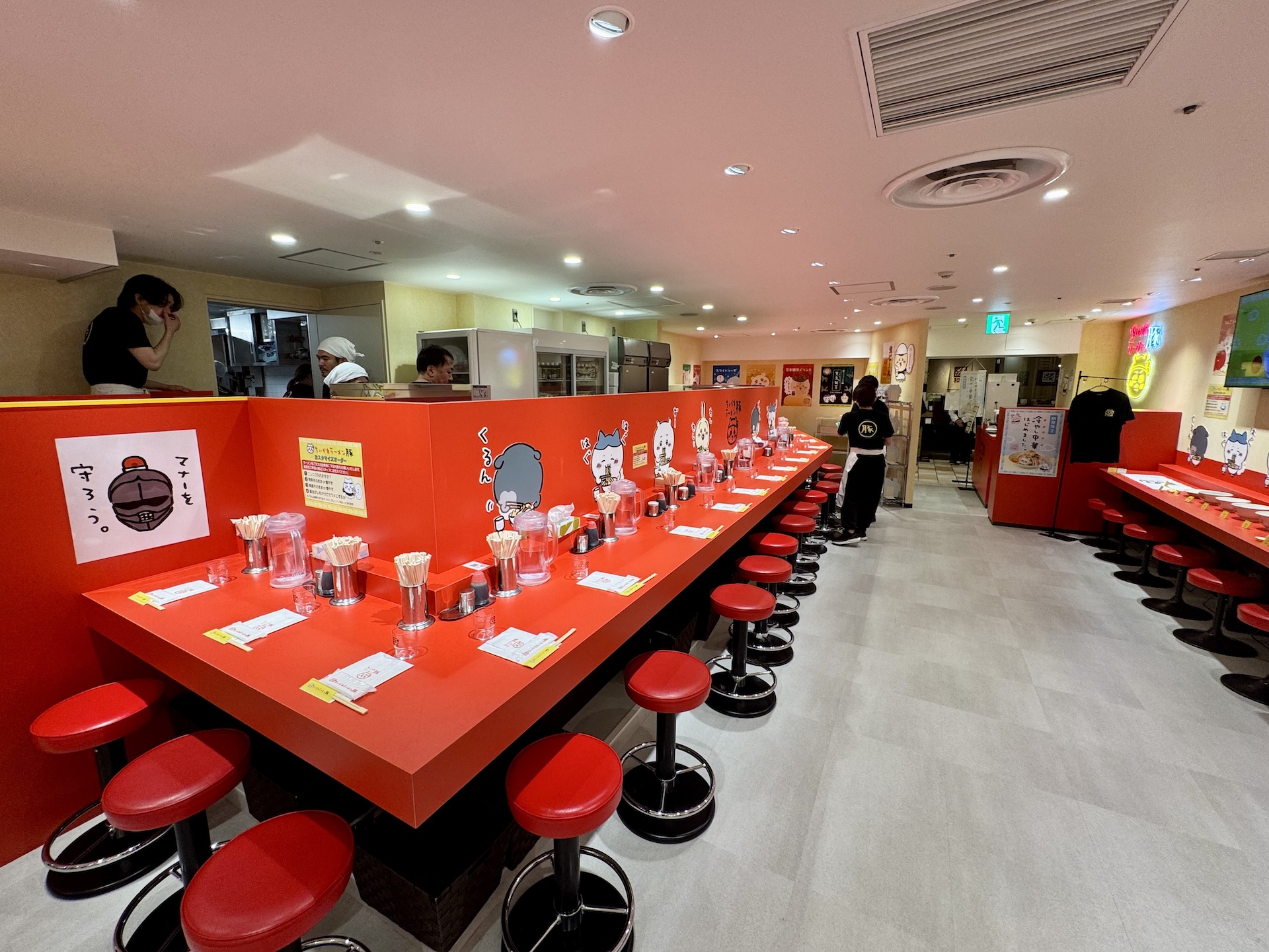 店内はこんな感じ。この後ろにもズラッと席が用意されていて結構広い。最大で45席あるそうだ