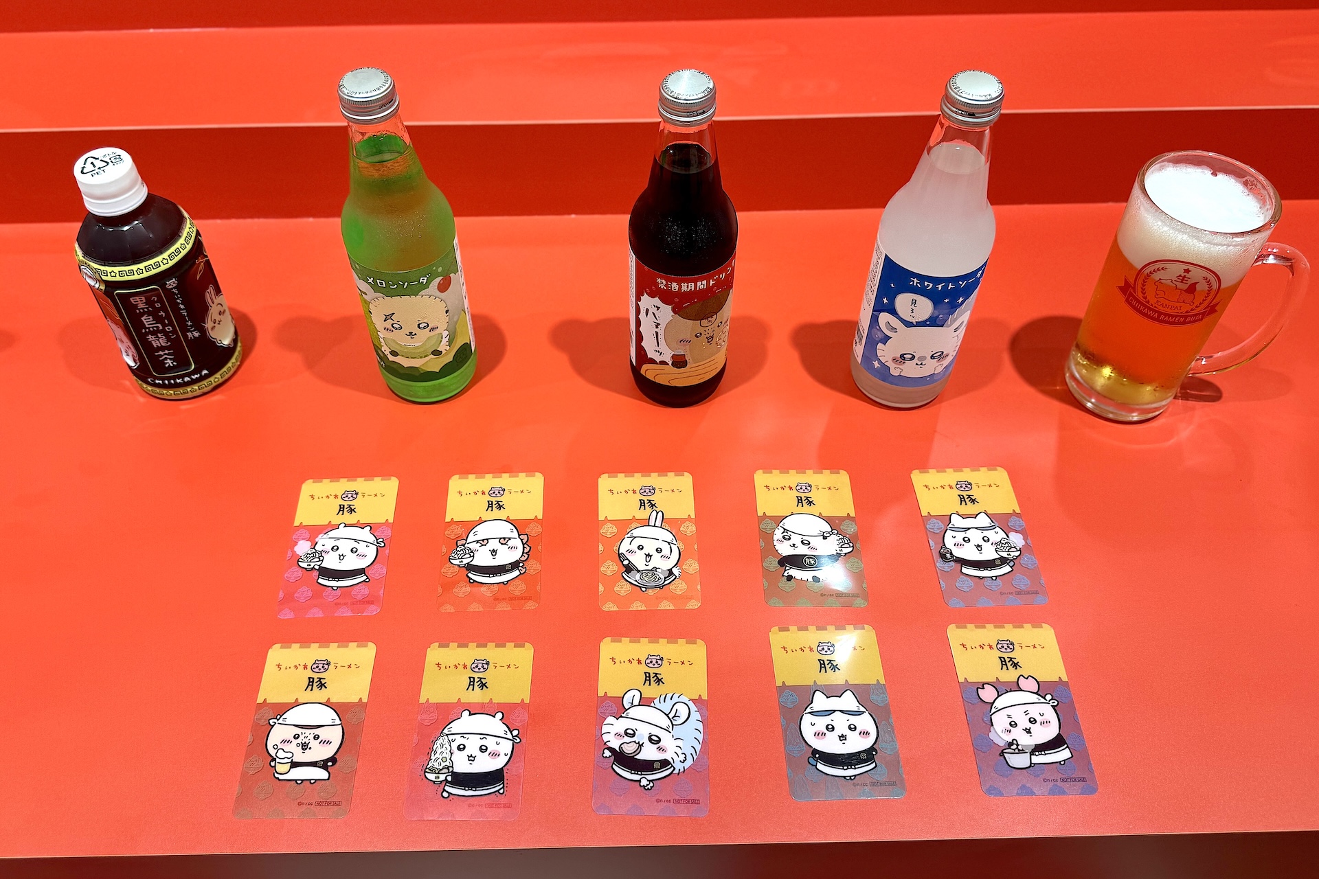 ドリンクは1点注文につきノベルティクリアカード1枚がもらえる。ドリンクの価格は黒烏龍茶が500円など