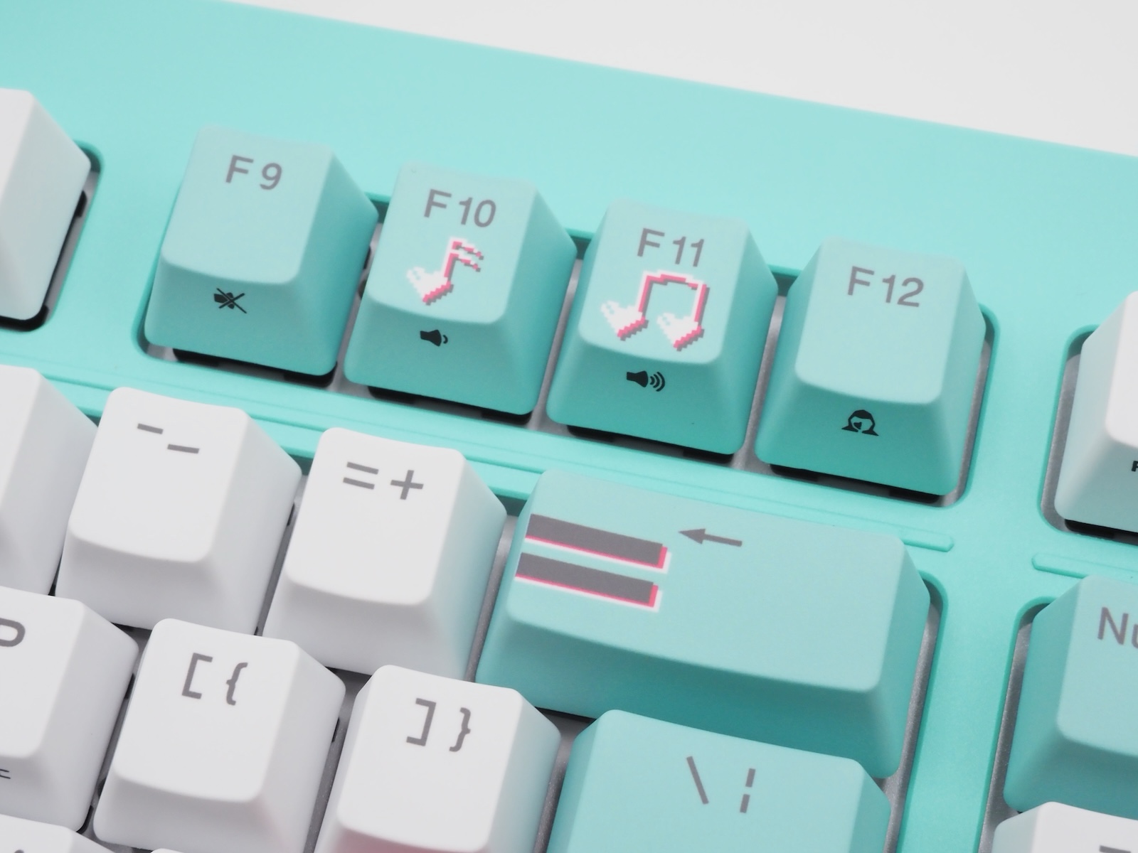 バーチャルシンガーらしい音符記号も