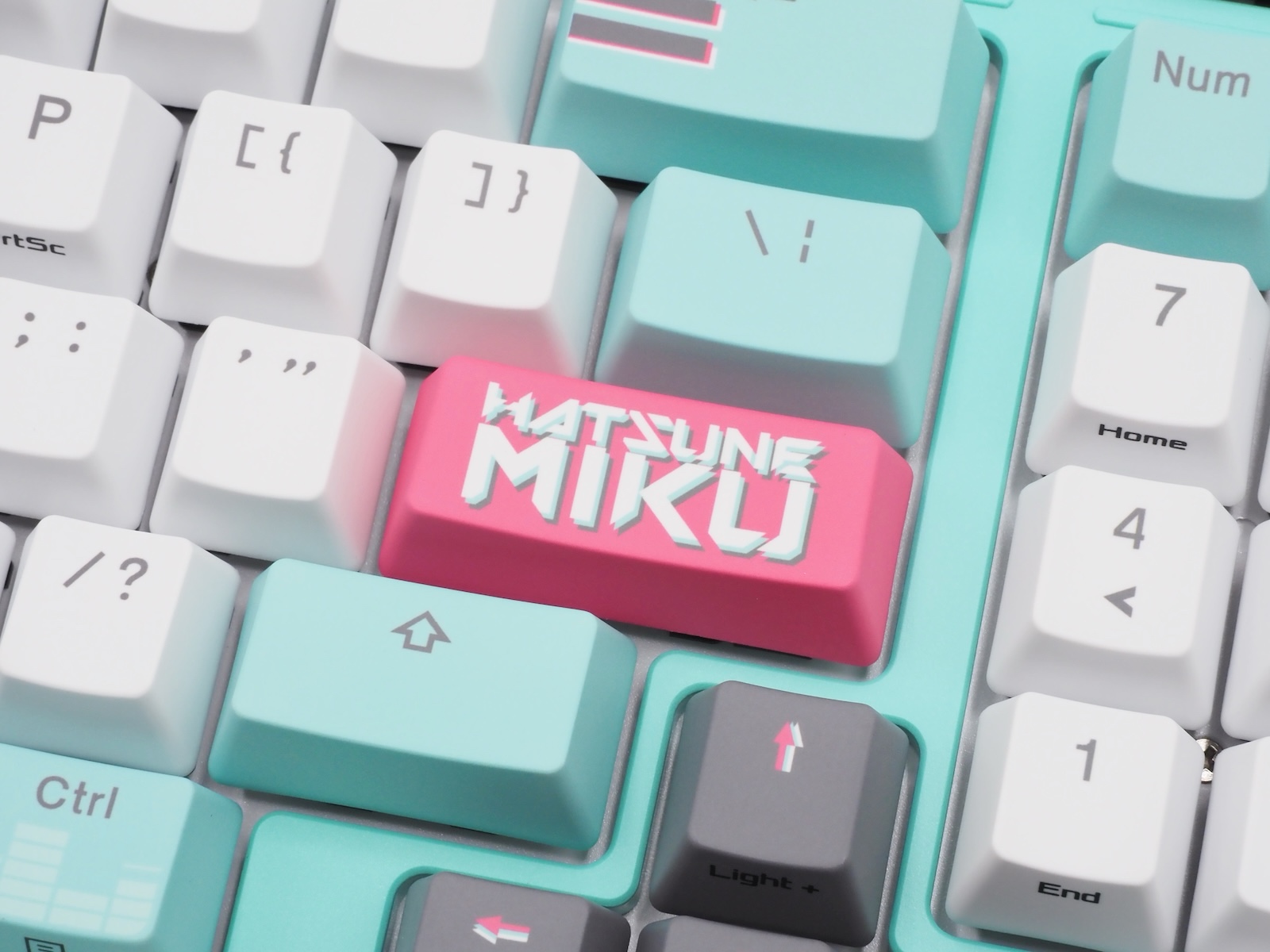 Enterキーはピンク色でアクセントになっている