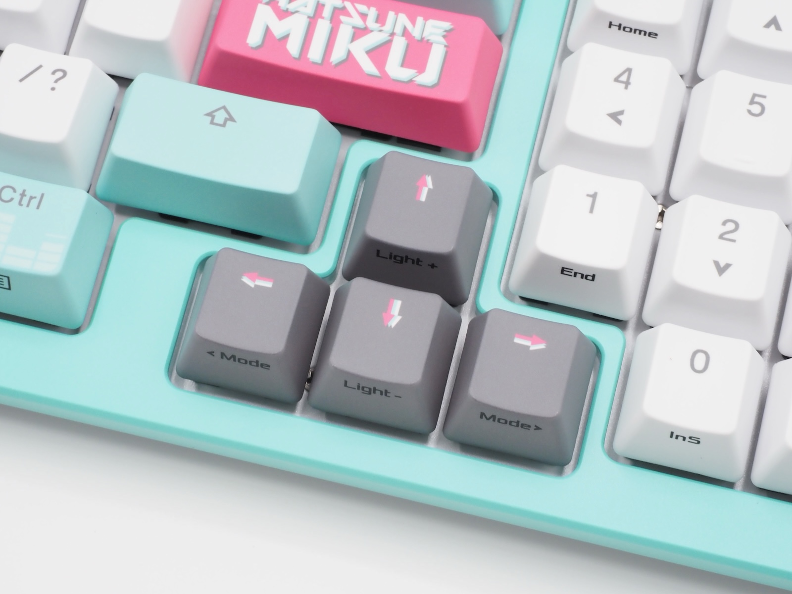 矢印キーはピンク、ターコイズブルー、ホワイトの3色構成