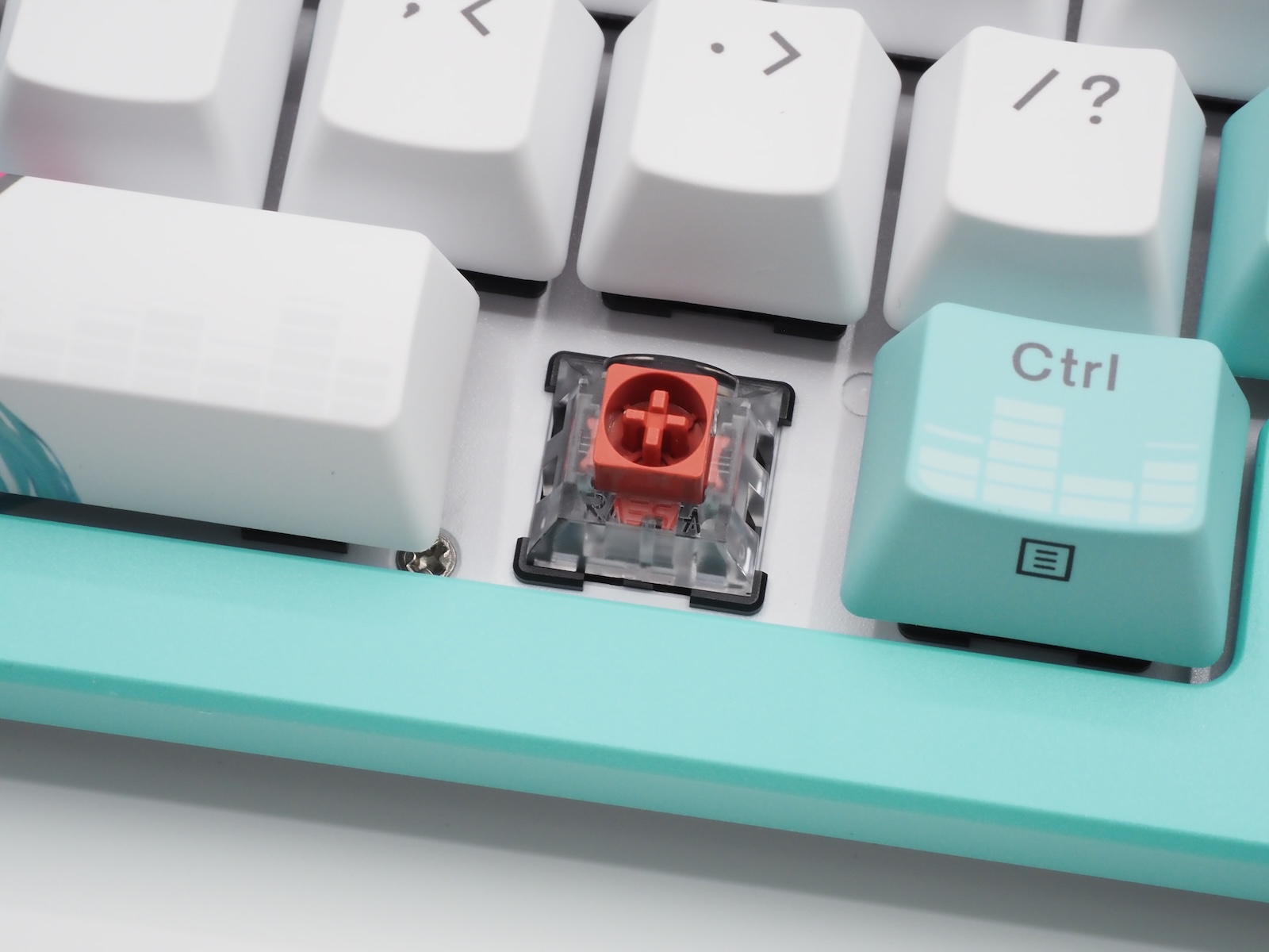 リニアタイプの光学メカニカルスイッチを採用。メーカーはRAESHA製だ