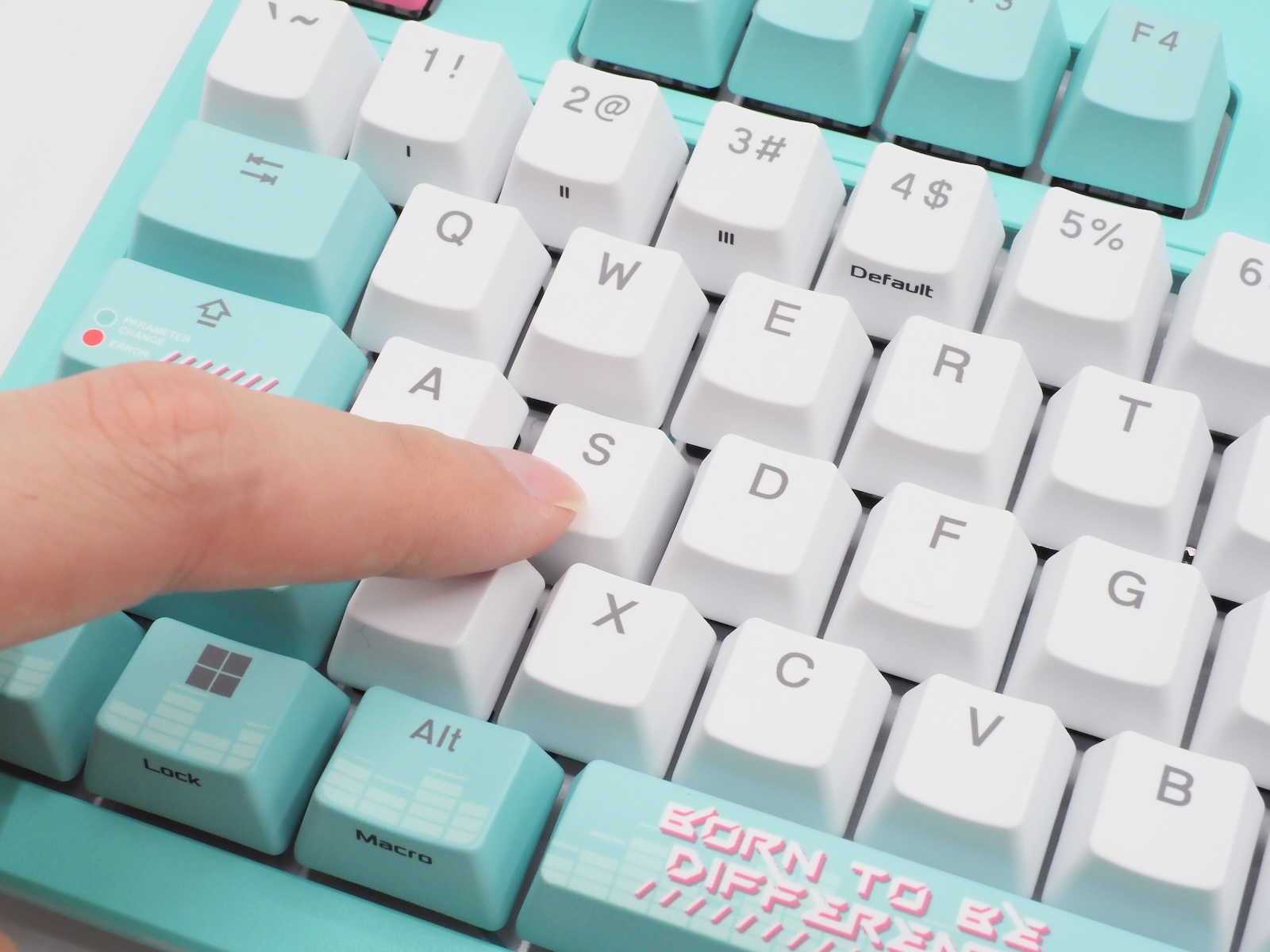 シリコン素材のガスケットマウントや消音フォームを装備。「カタカタッ」という音で打鍵感は良好だ