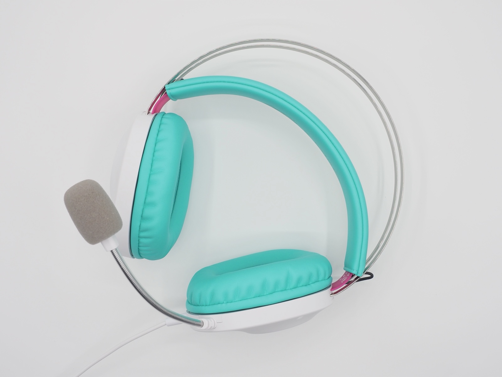 こちらが本体。ゲーミングヘッドセットとしては珍しいカラーリングで、一目で“初音ミク仕様だな”とわかる