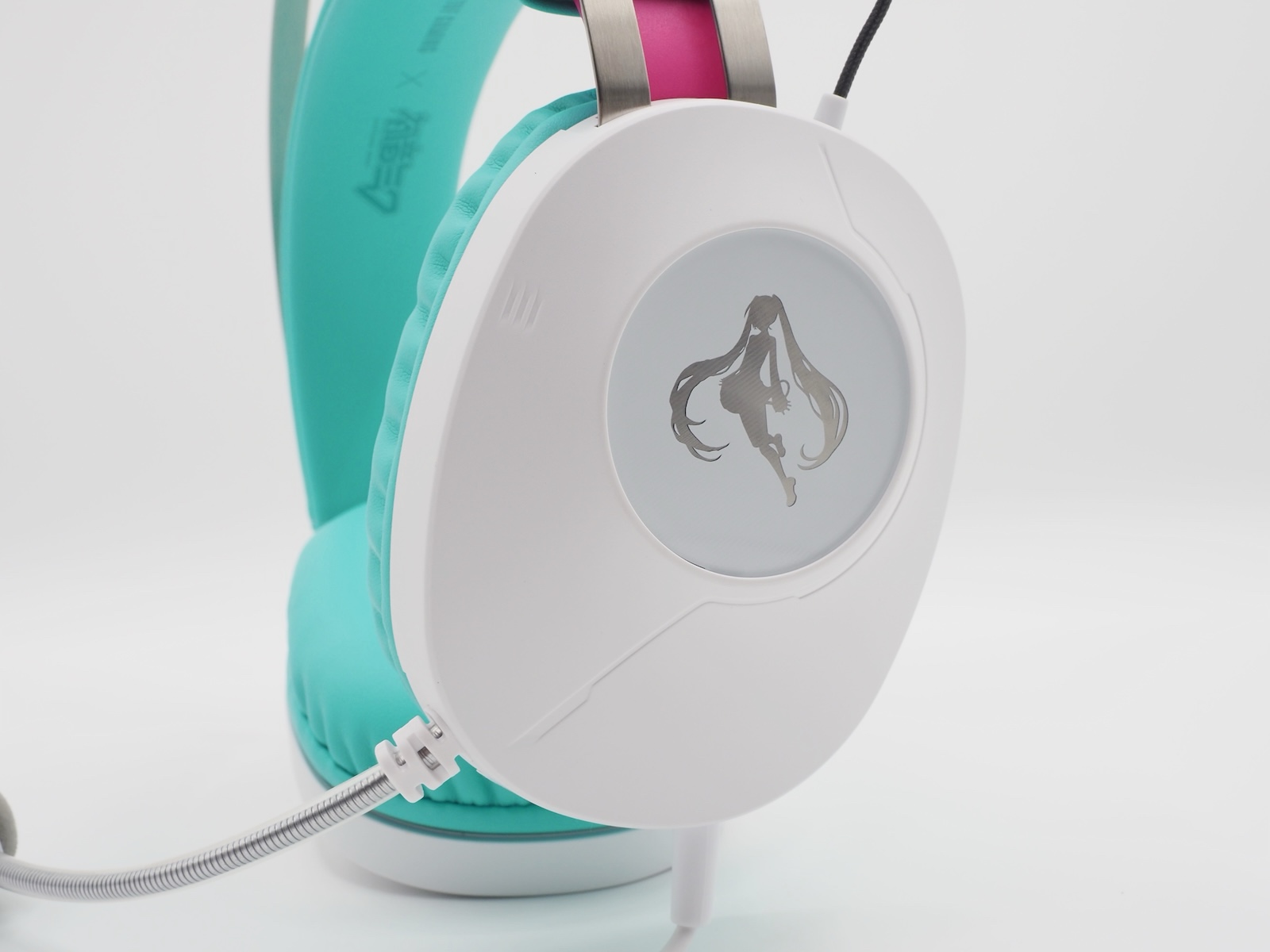 左耳側には初音ミクのシルエット