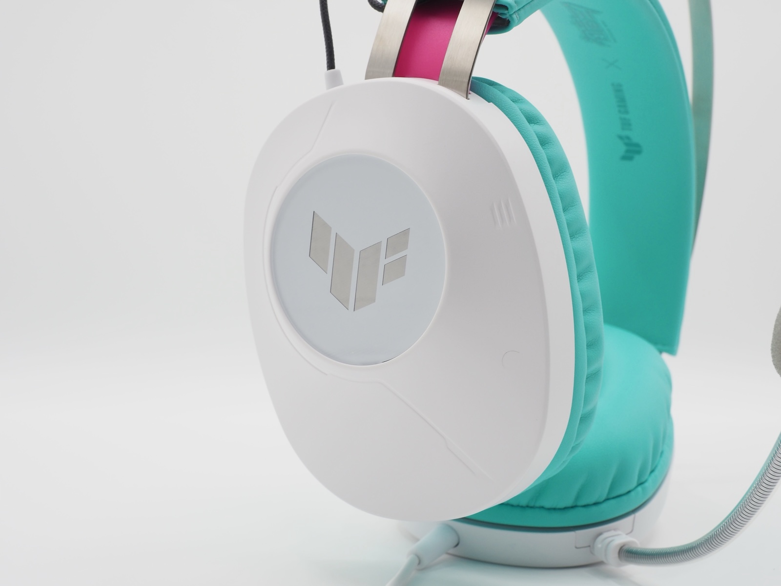 右耳側にはTUF Gamingのロゴがデザインされている