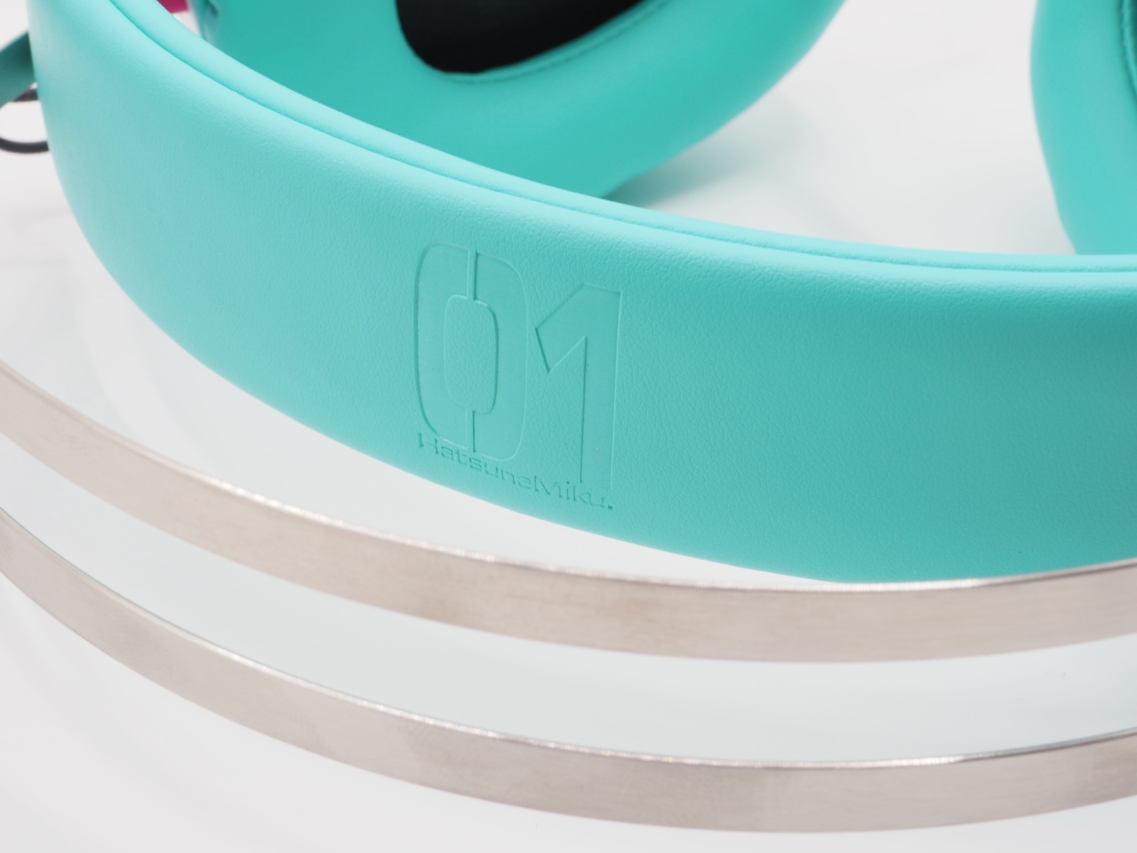 ヘッドバンドには「01 Hatsune Miku」の文字が……！