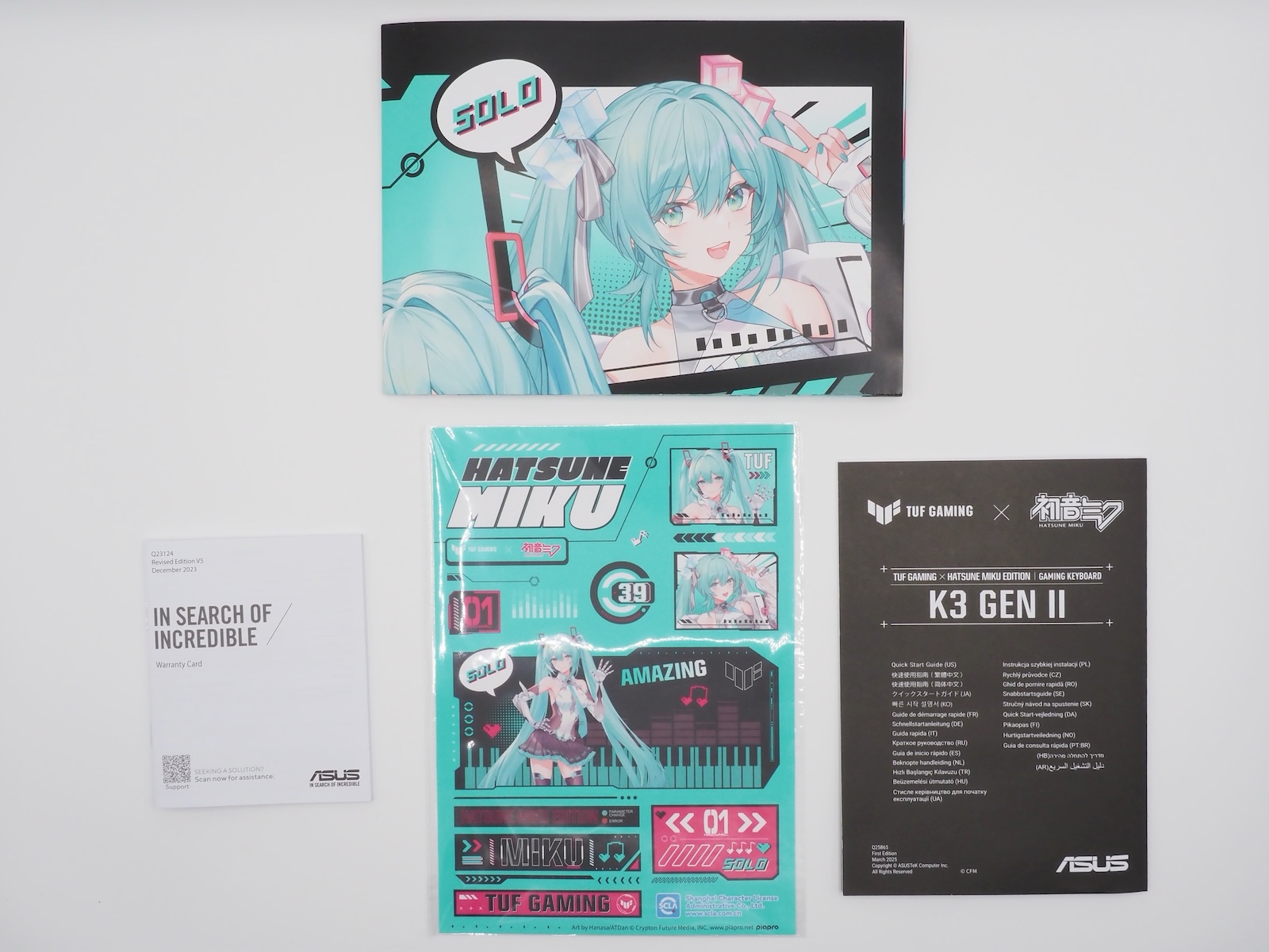 説明書や保証カードに加えて、初音ミクデザインのポスターとステッカーが付属している