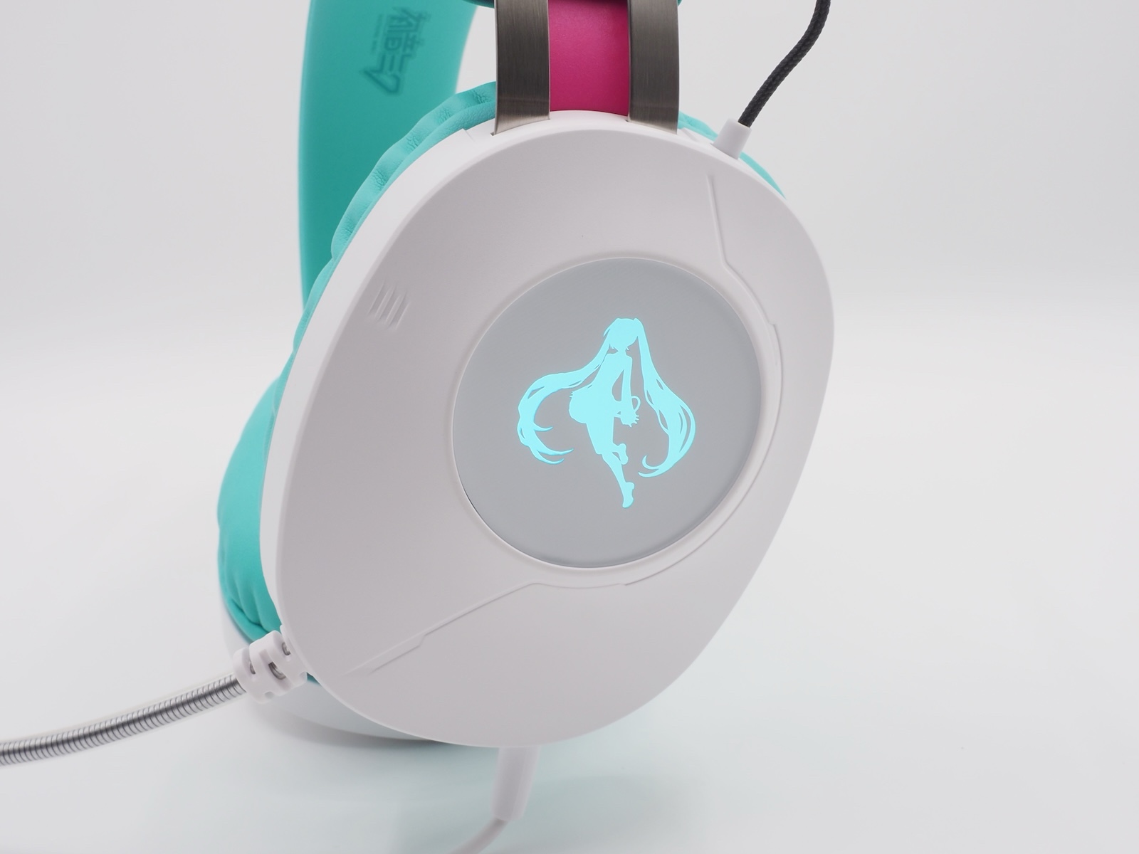 接続するとLEDが光り、初音ミクが浮かび上がる