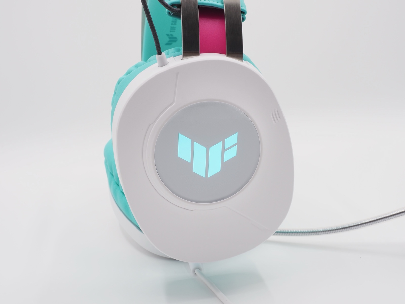 TUF Gamingのロゴも同様で、近未来感のあるデザインだ