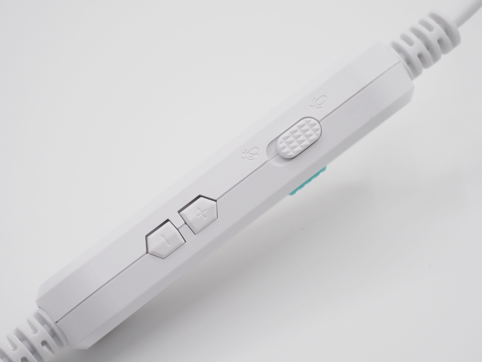 マイクミュートのスライドスイッチや音量ボタンを搭載