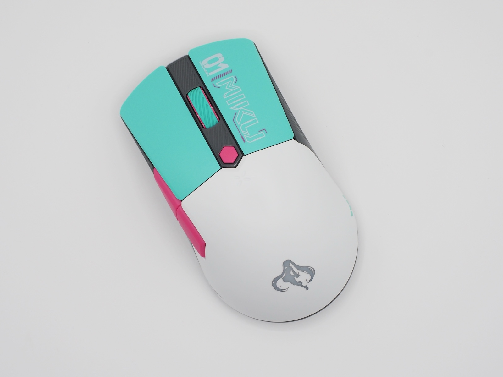 マウス本体。近未来的なデザインでとてもカッコいい！