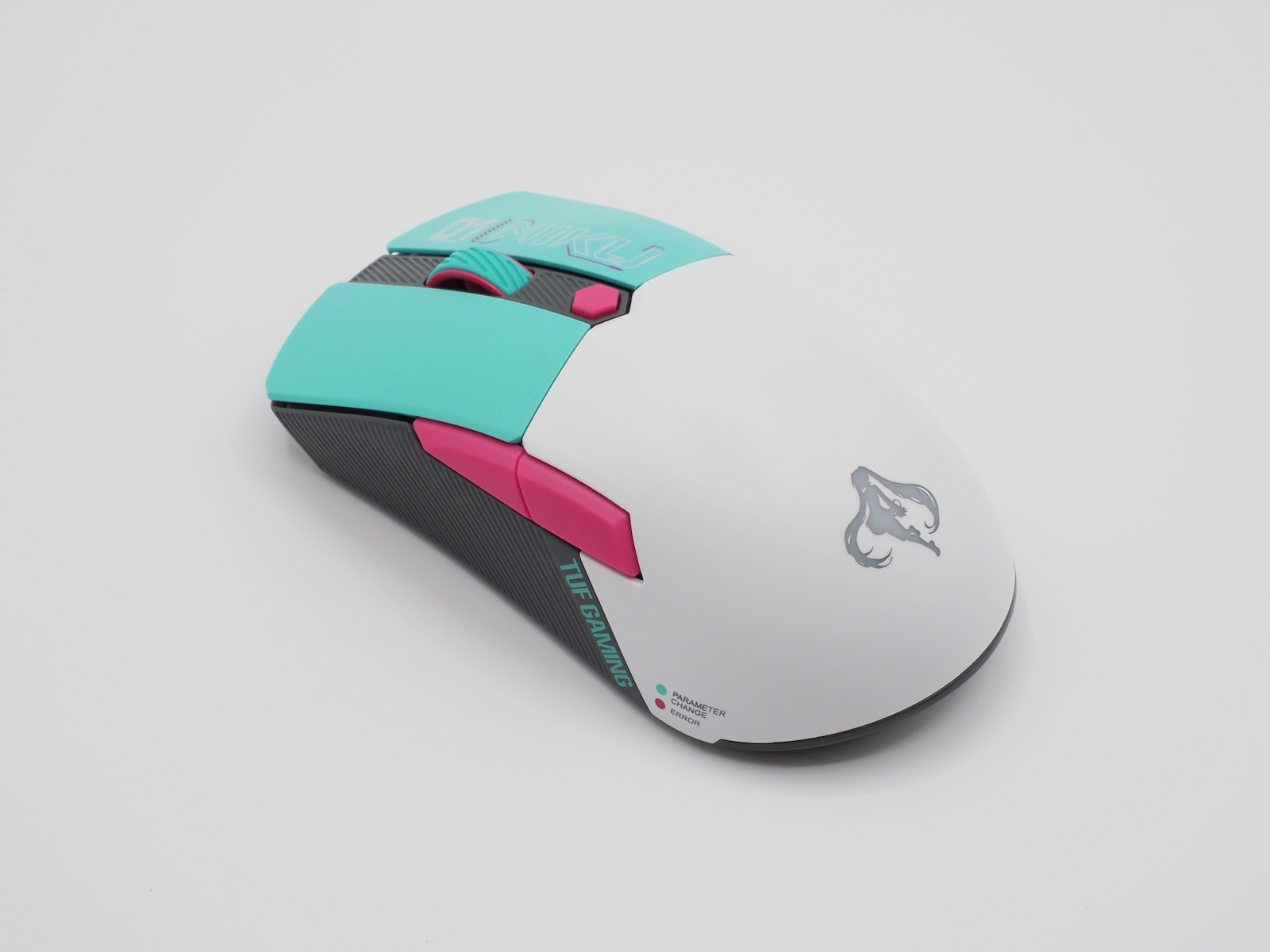 サイドボタンやDPIボタンのピンク色がアクセントになっている