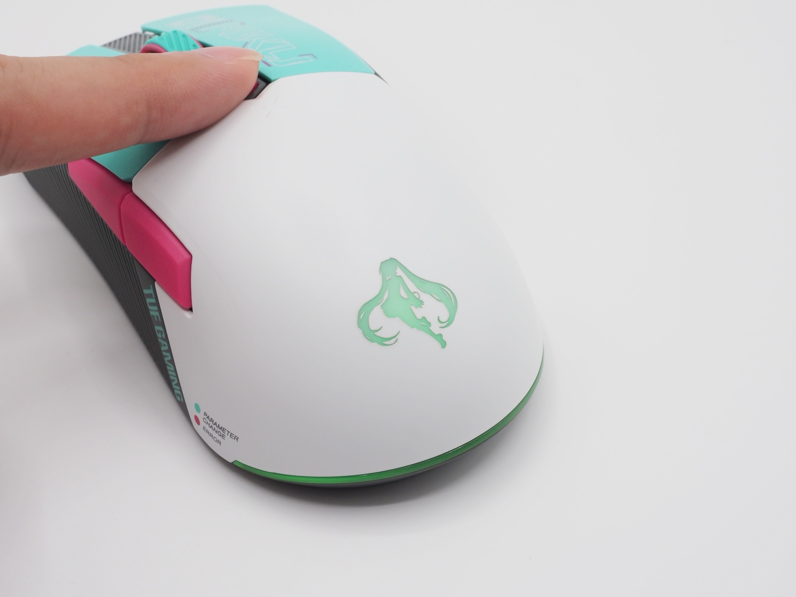 RGB LEDを搭載。DPI変更時やBluetooth接続時のインジケーターとしても機能する