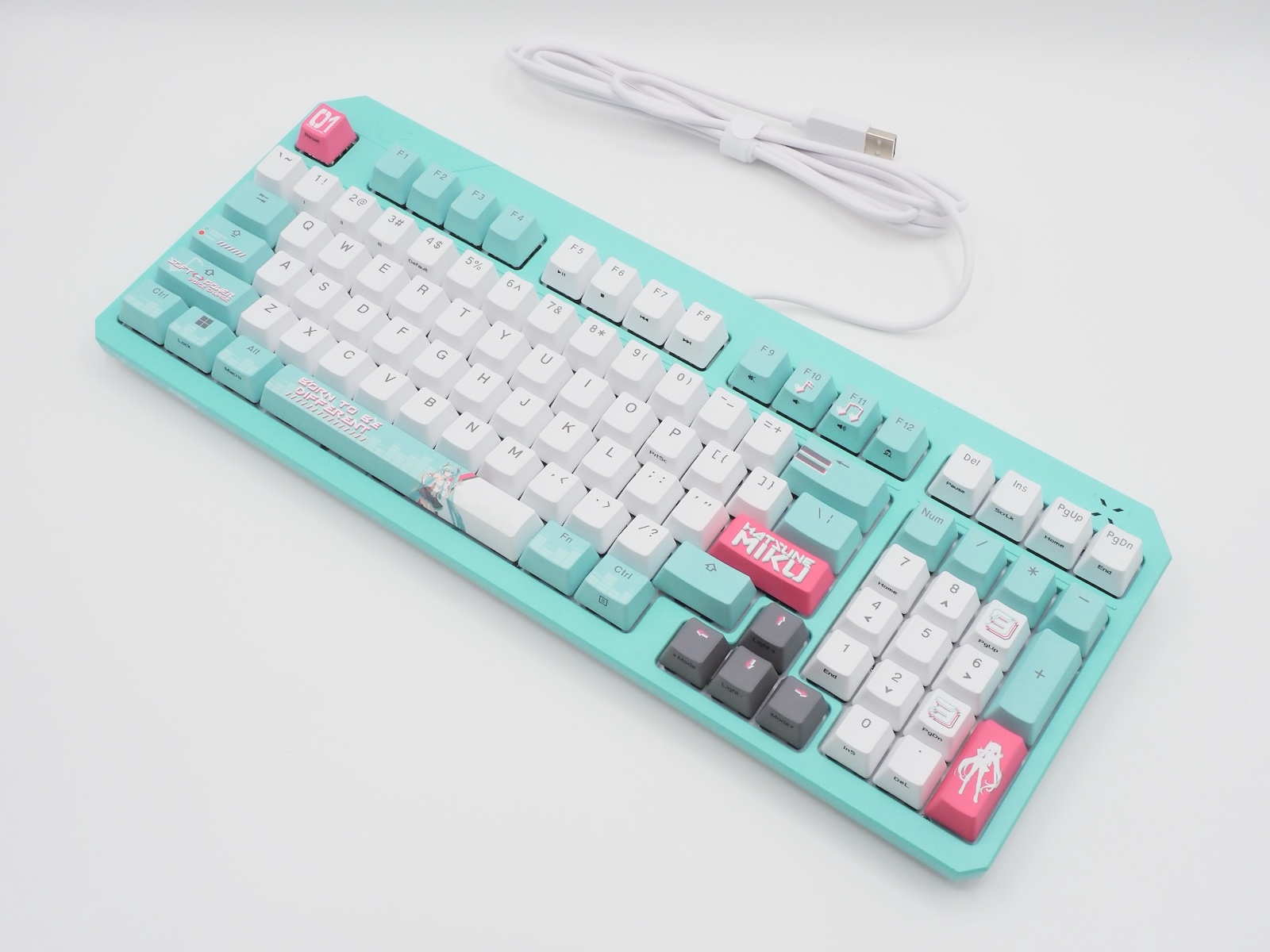 ターコイズブルーの筐体が目を引くデザイン