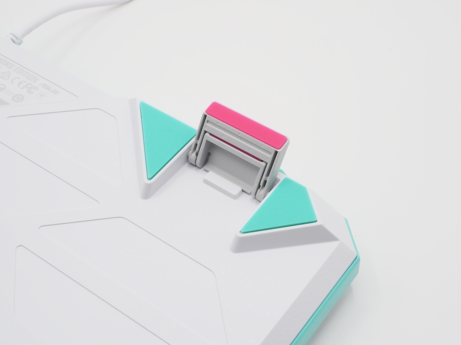 スタンドのゴム足はピンク色！非常に凝っている