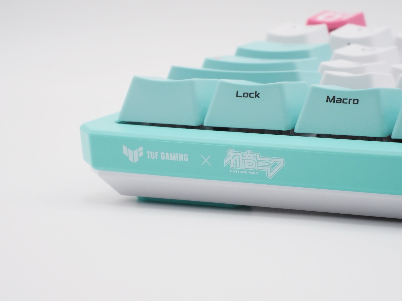 筐体には「TUF GAMING × 初音ミク」のロゴも