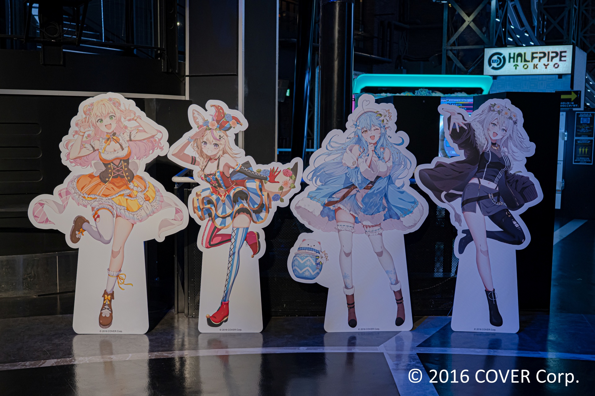 イベント期間中はねぽらぼが館内アナウンスを担当。それぞれ1日1回しか放送されないので、タイムスケジュールは公式サイトでチェックして欲しい。なお、スペシャルミニライブが行われる「1st Floor メインステージ」付近が一番よくアナウンスが聞こえる