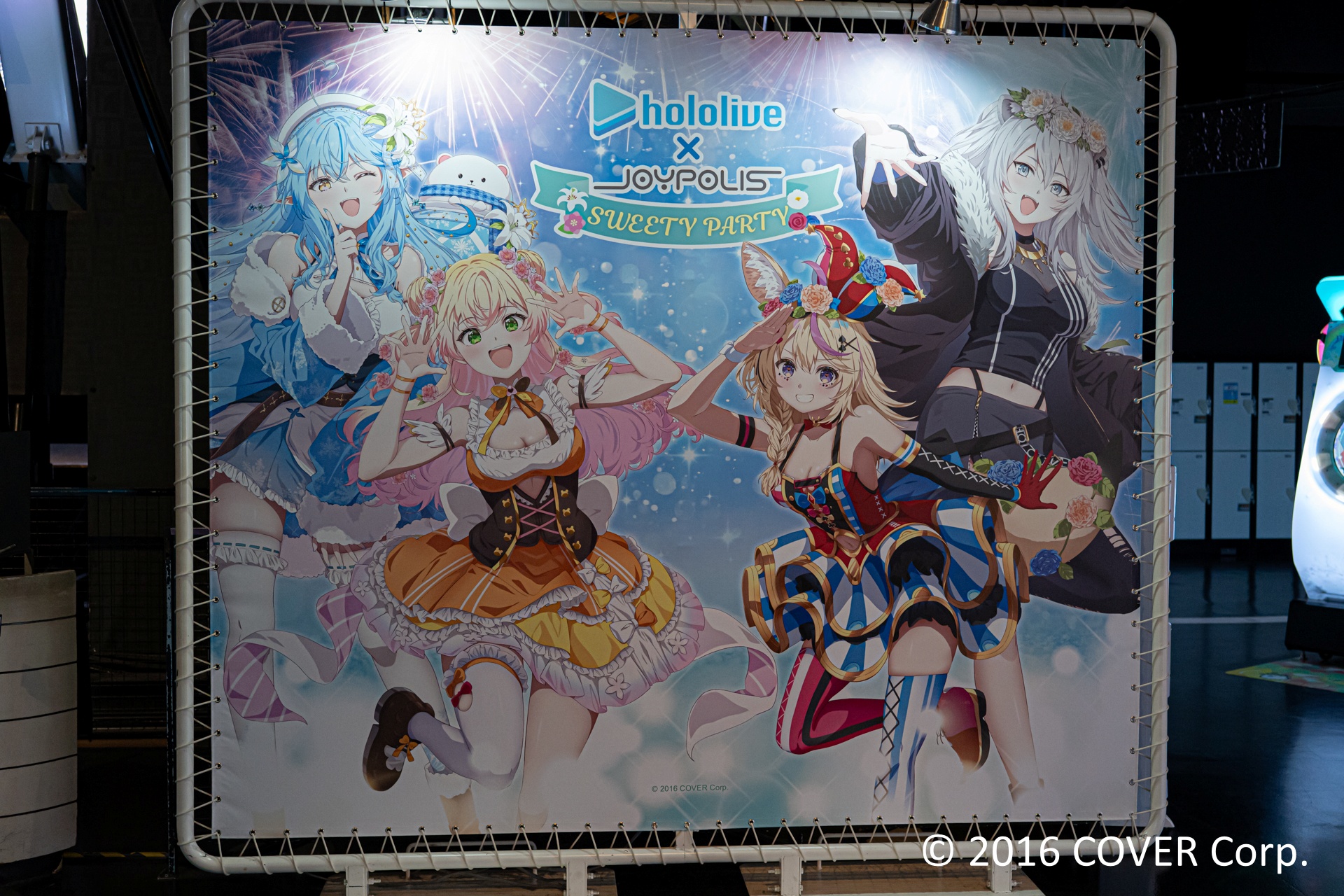 アトラクションのモニターではMVも再生されている