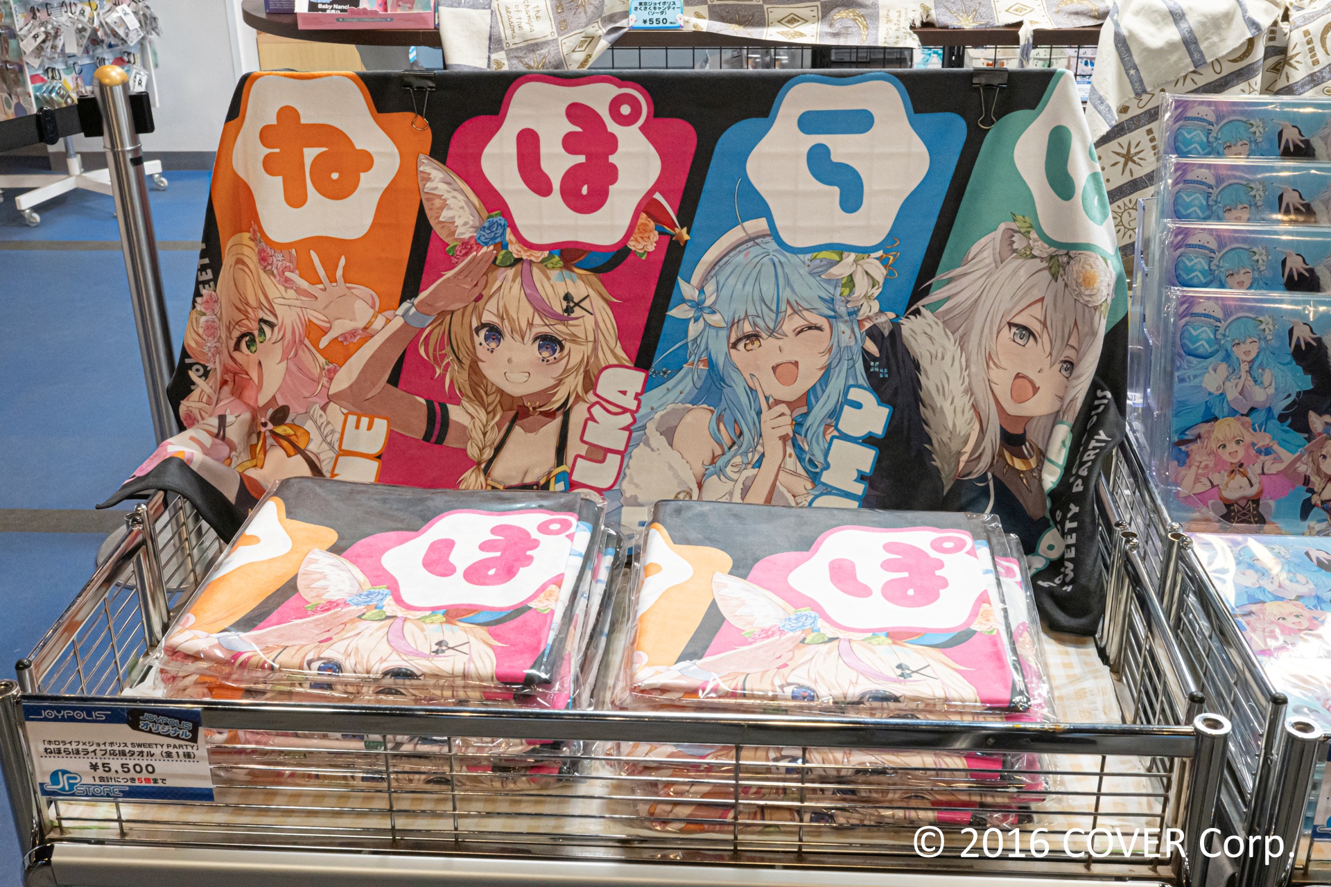 コラボメニューを注文できるカフェレストラン「Frame cafe」では、本イベント描き下ろしイラストでラッピングされたテーブルも用意されている。コラボメニューはもちろん、ぜひ思い思いのグッズとともに写真に収めてほしい。